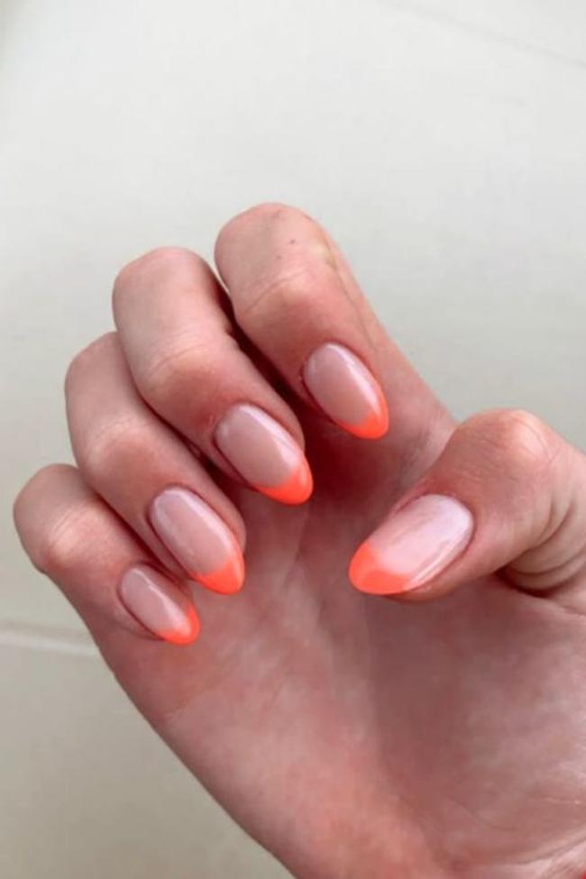 Manicura de coral para el verano